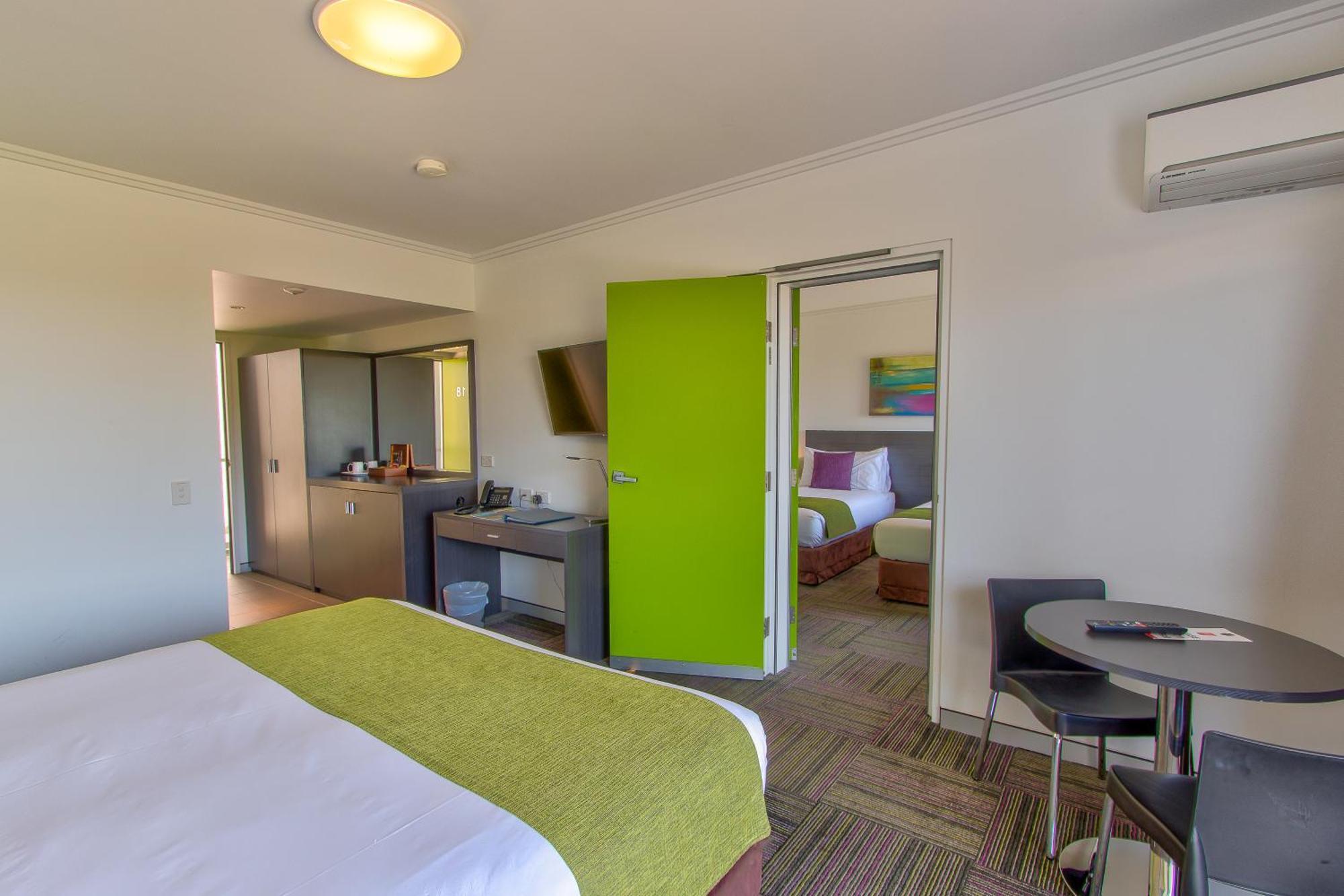 Mackay Oceanside Central Hotel Official Bagian luar foto